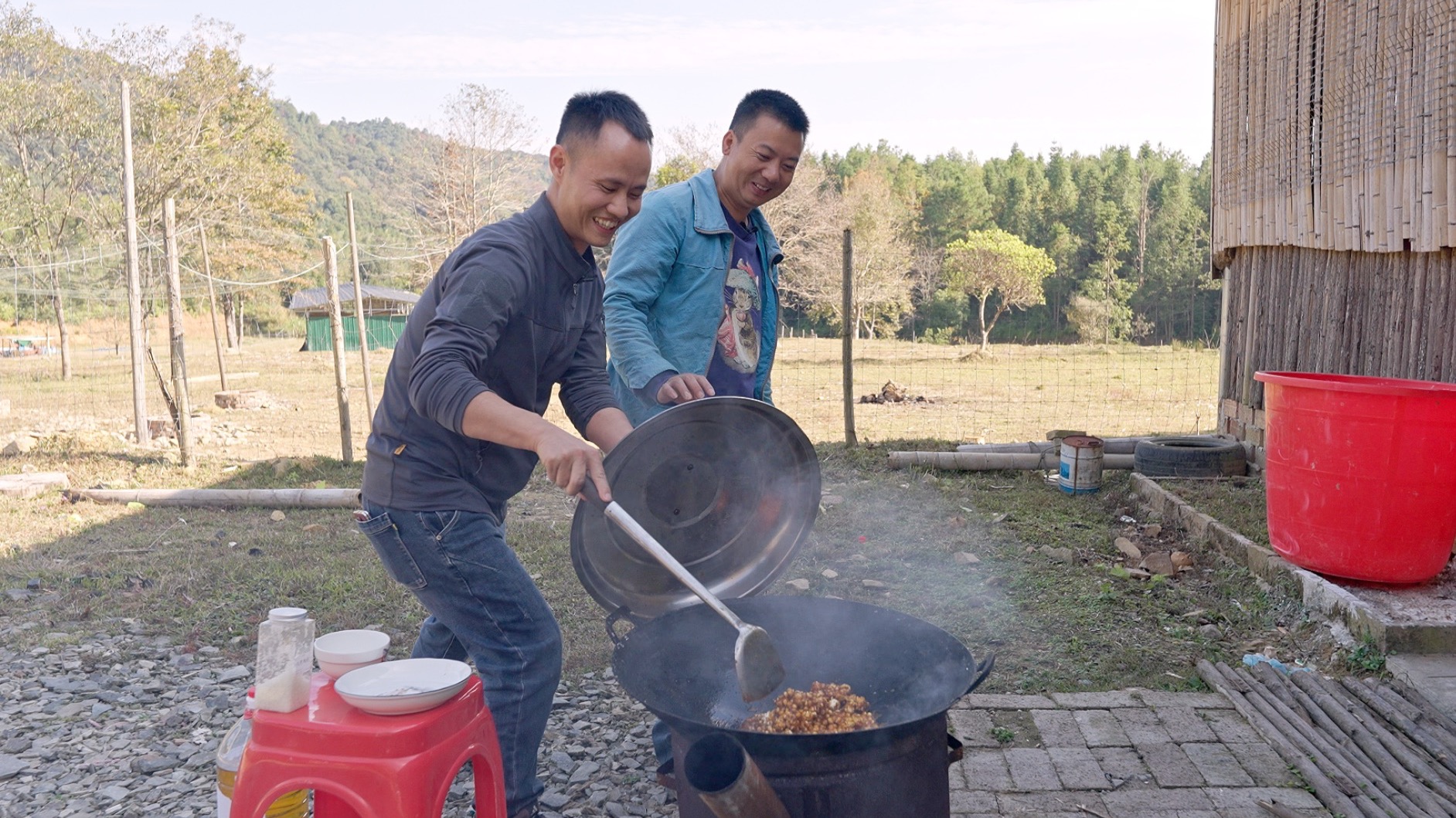 厨师长刷到兄弟“爆米花”视频直摇头，连夜赶去江西现场教学