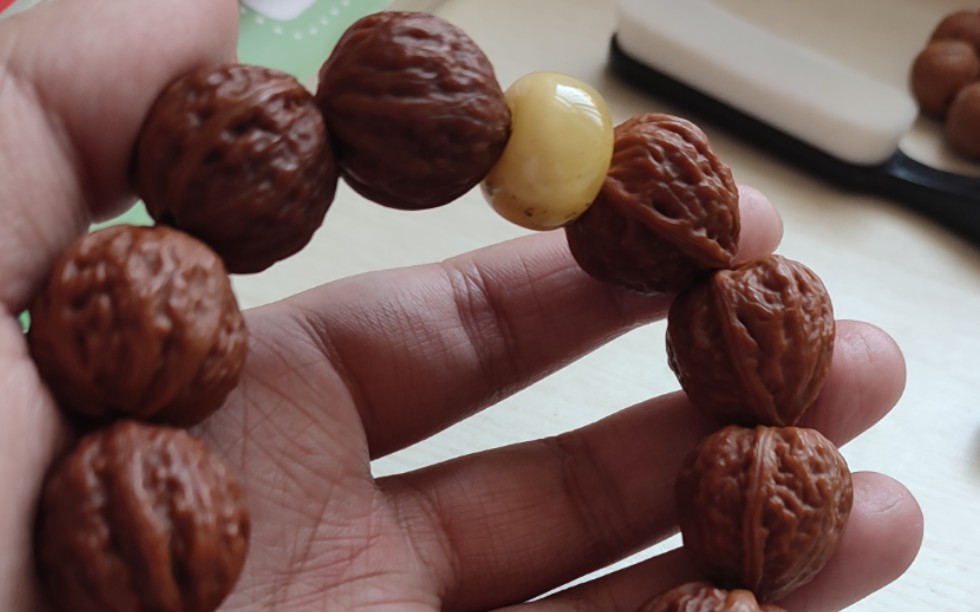 给小核桃手串简简单单配了个小蜜蜡