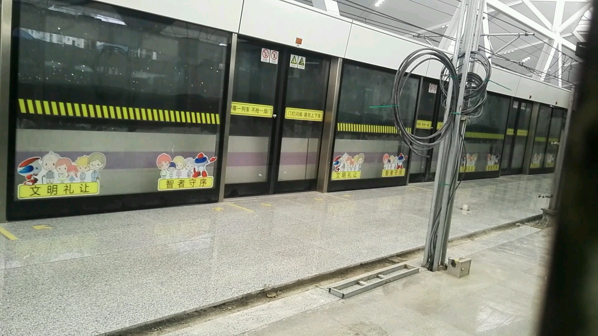 上海地铁10号线港城路站两辆热带鱼停靠港城路站