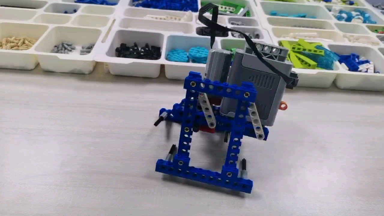 简易双足机器人