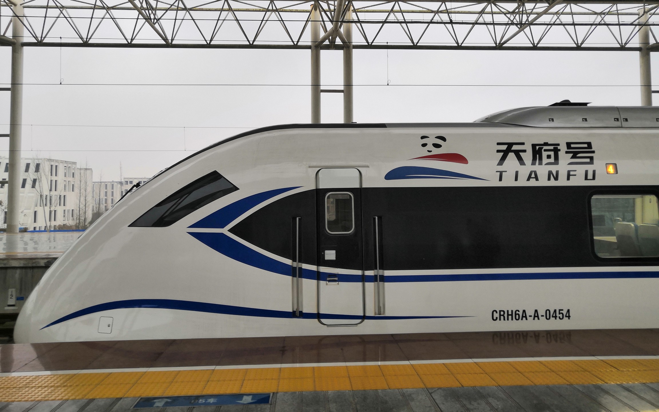 成灌线 c6147次 crh6a-a 都江堰站进站