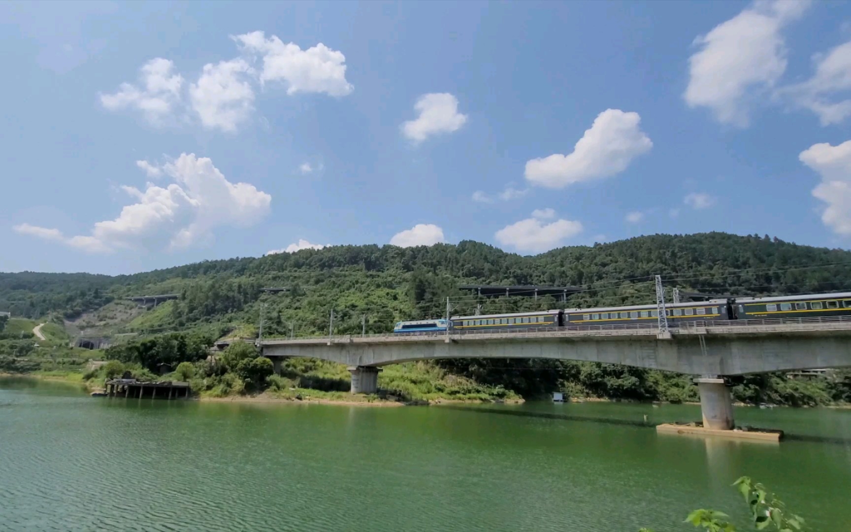 普速列车渝厦高速线黔常段韶山ss8集列车