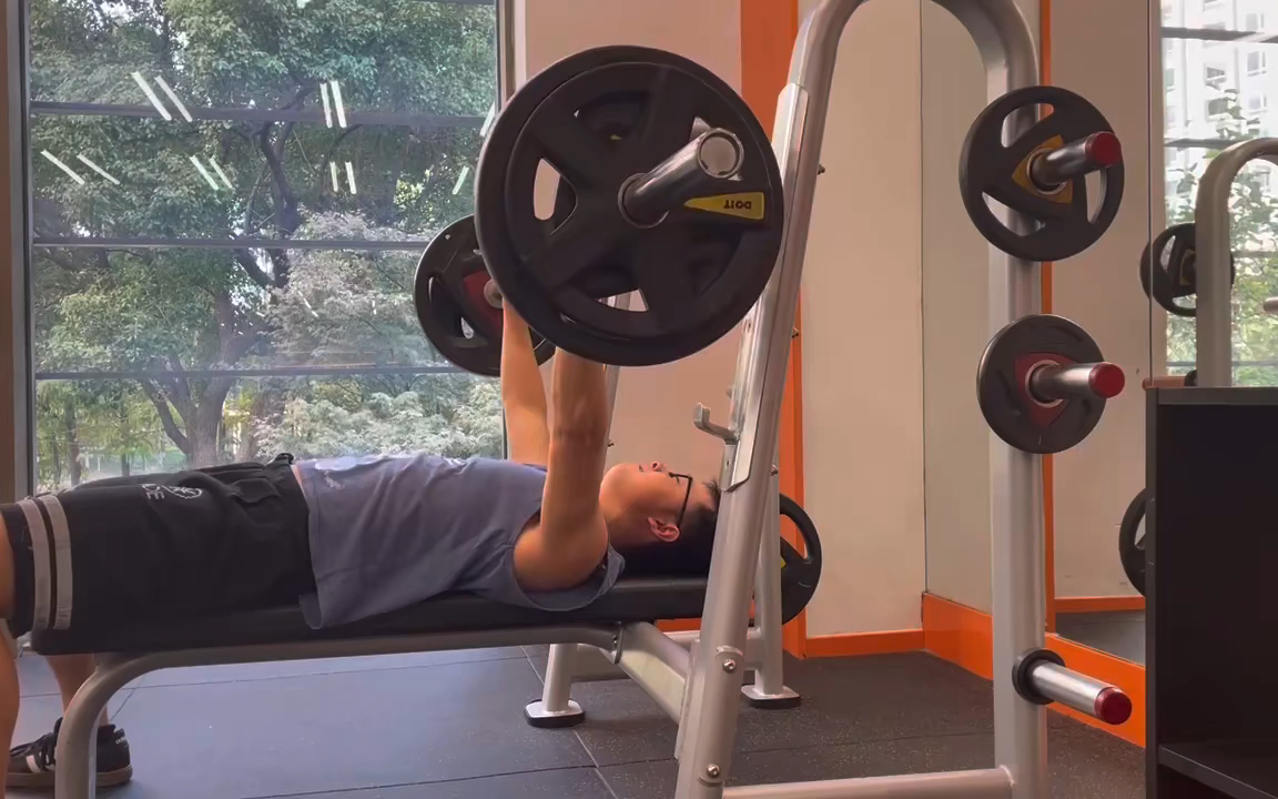 線上新學員小彭,臥推極限80kg,肩背都鬆了,這個臥推架也不行,上下鉤子