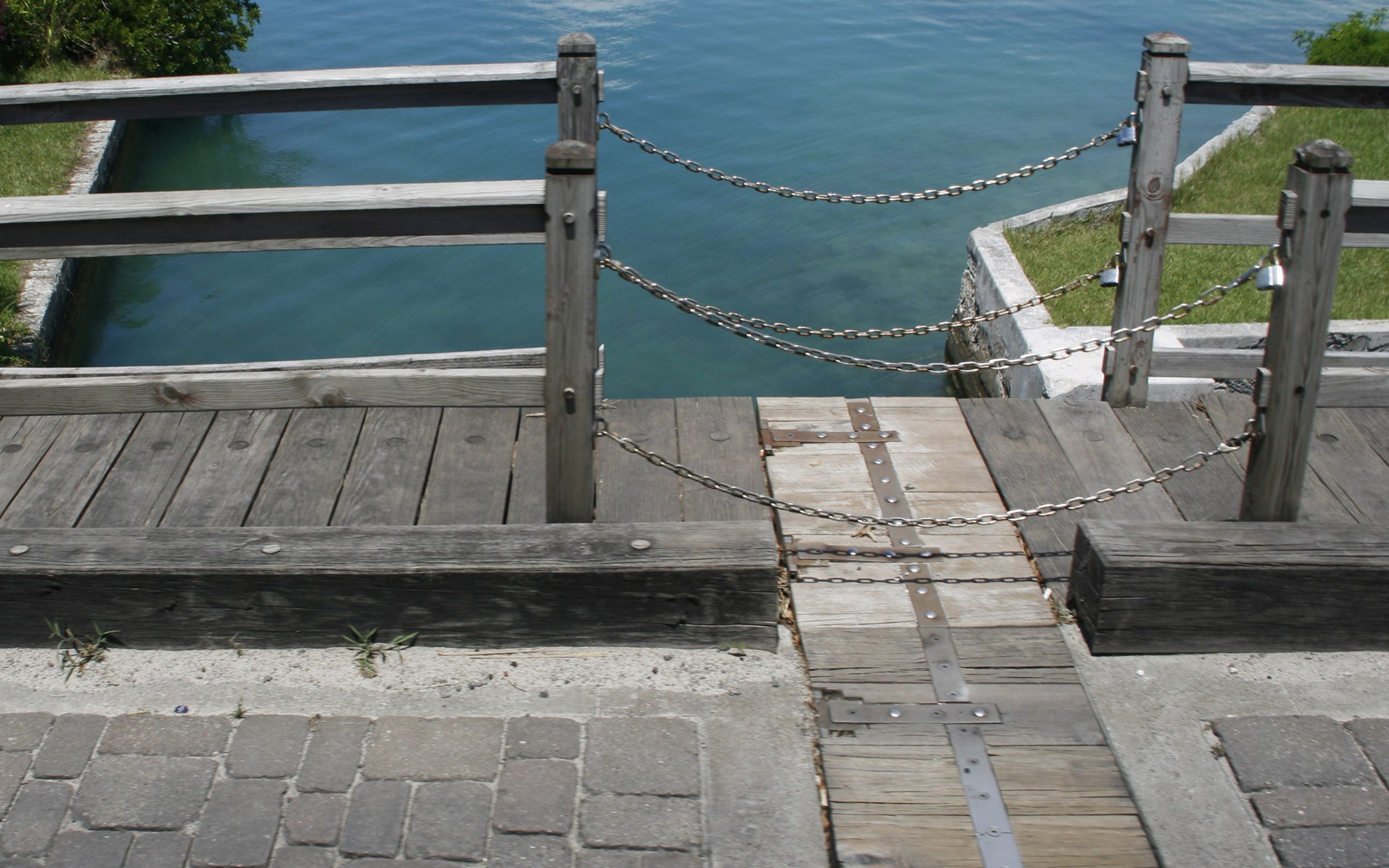 全球最小的吊桥不使劲看都发现不了曾是单桅帆船的过桥通道