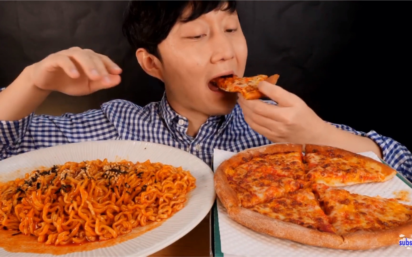 吃播剪说话prumir火鸡面和披萨披萨咀嚼音食音吃饭韩国