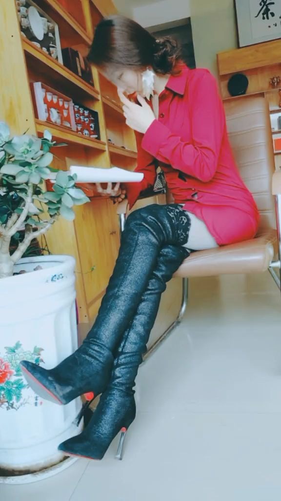 穿高跟过膝长靴的老板娘百忙中也不忘学习