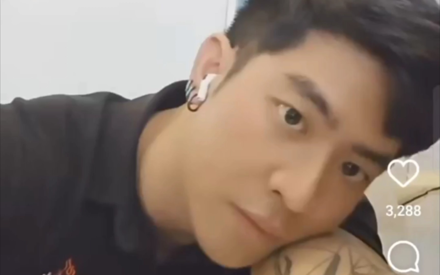 腹毛胸毛都很旺盛的肌肉帅哥