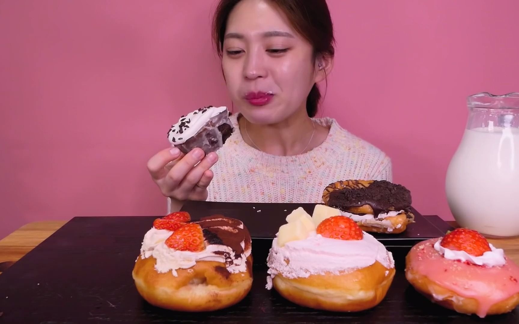 sinae小姐姐吃甜甜圈啦不是蛋糕是脆皮甜甜圈呦