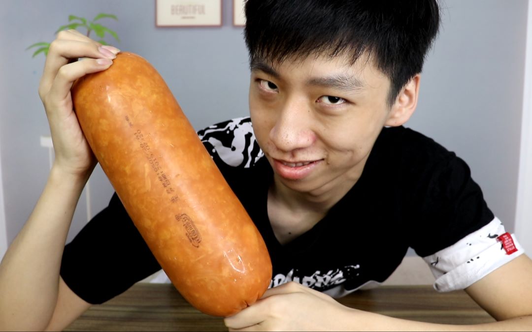 "全网最大"火腿肠到底有多大?每一口都是肉!