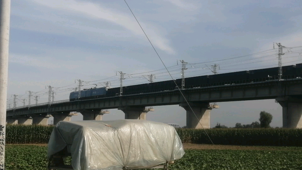 郑局乡段和谐电1重车通过瓦日铁路黄河特大