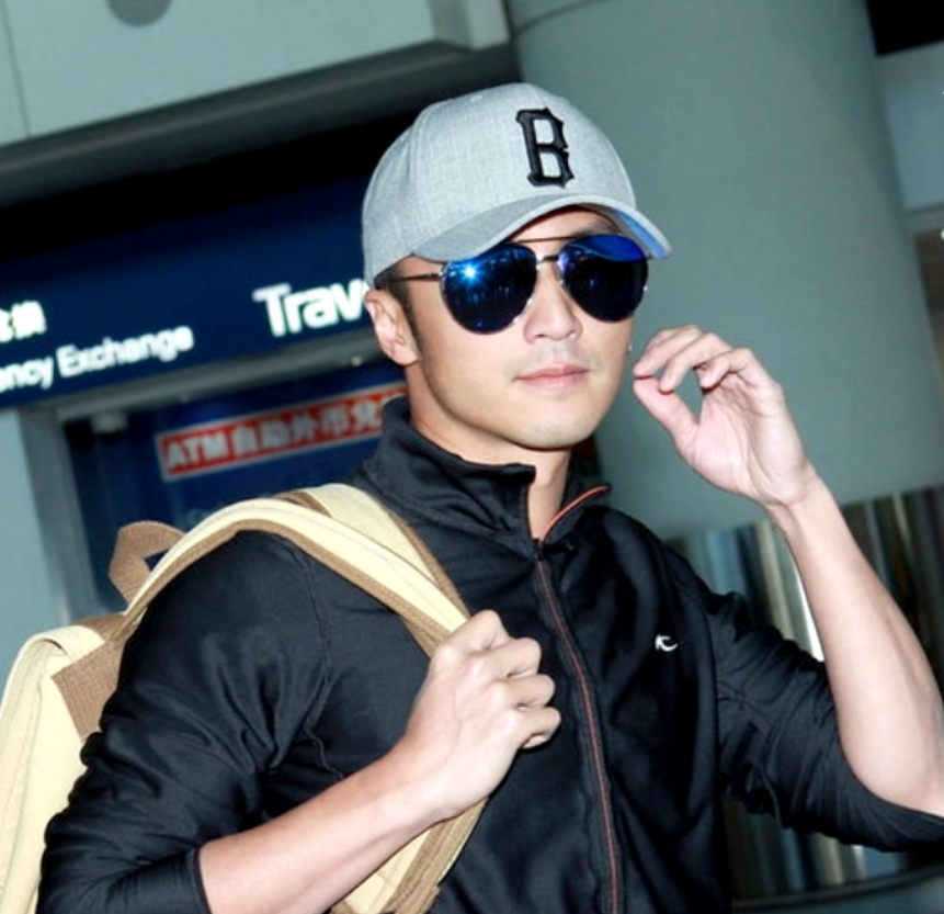 谢霆锋现身机场心情大好 隔空表白女友王菲大秀恩爱