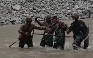 Скачать видео: 缅怀！陈红军守卫河谷照片公开：站冰冷河水里 手拉棍棒阻挡外军