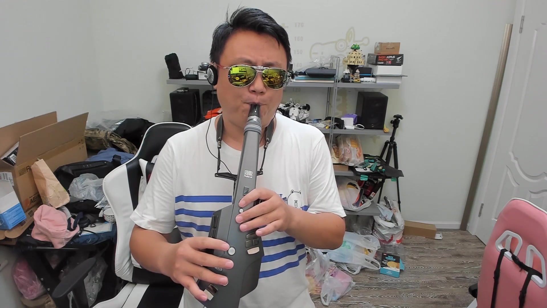 两款罗兰电吹管分别吹奏我爱你中国