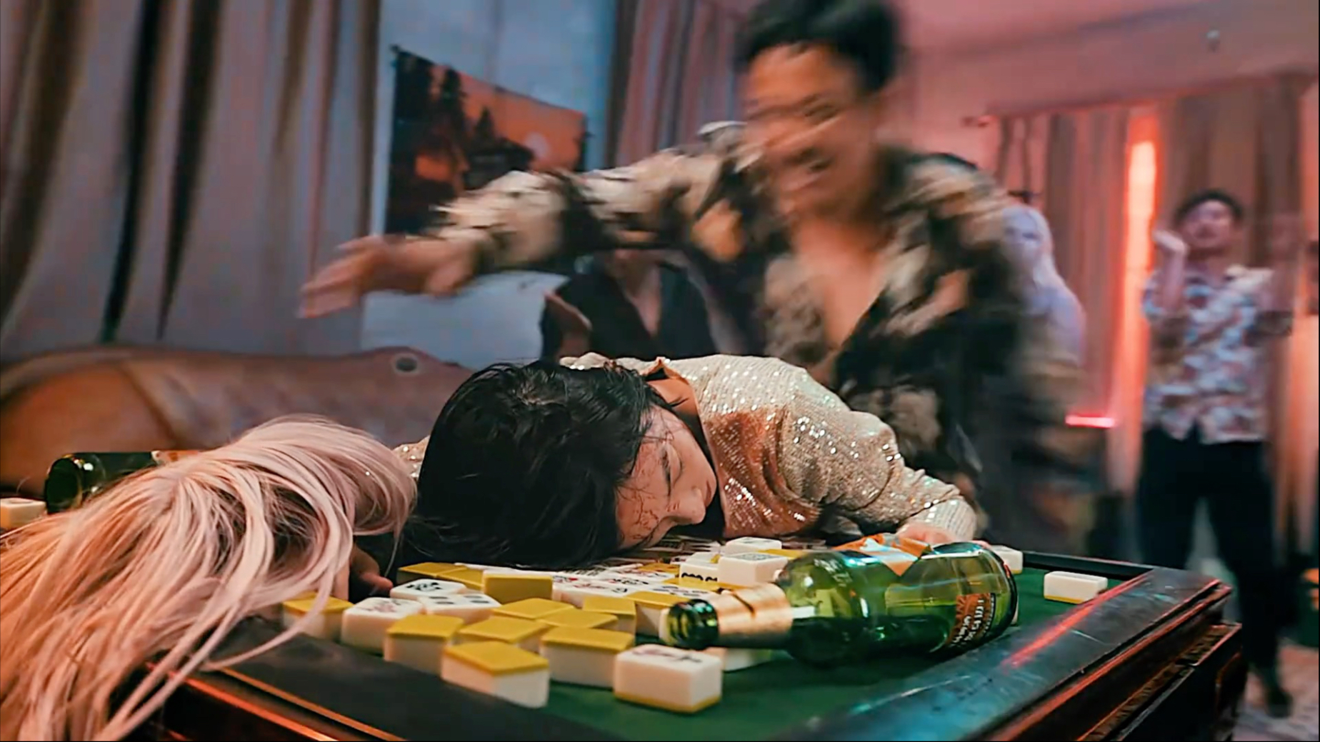 女警卧底身份被揭穿！