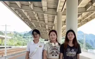 Скачать видео: 3名女生在广西旅游，在玩一种很新的打卡方式！