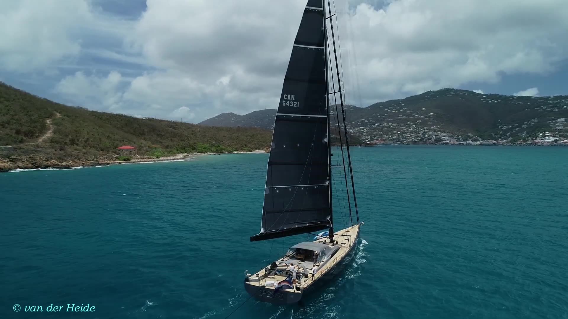 航拍全碳纤维帆船 sorceress(女巫号) 美属维尔京群岛圣托马斯航行,无