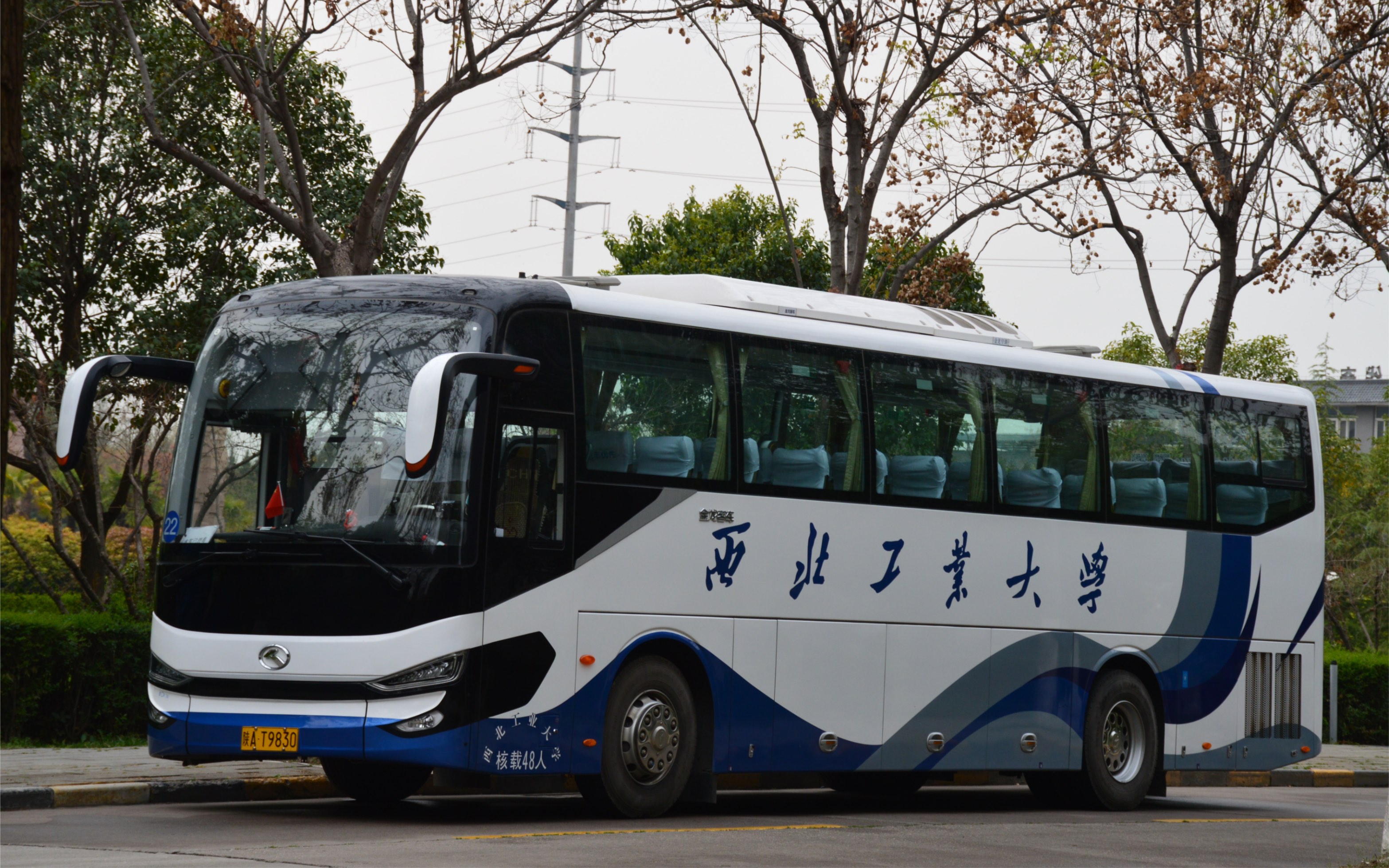 西北工業大學金龍xmq6112ayd6t校車