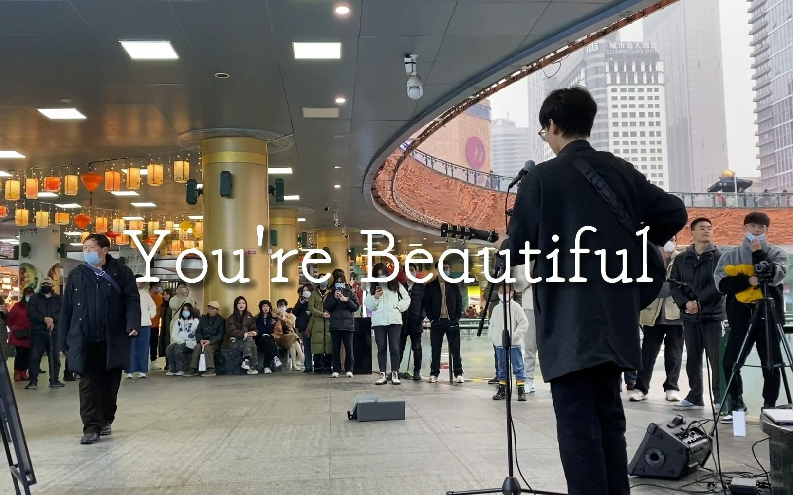 [图]【You're Beautiful】成都天府广场路演 cover：James Blunt 上尉诗人 经典歌曲