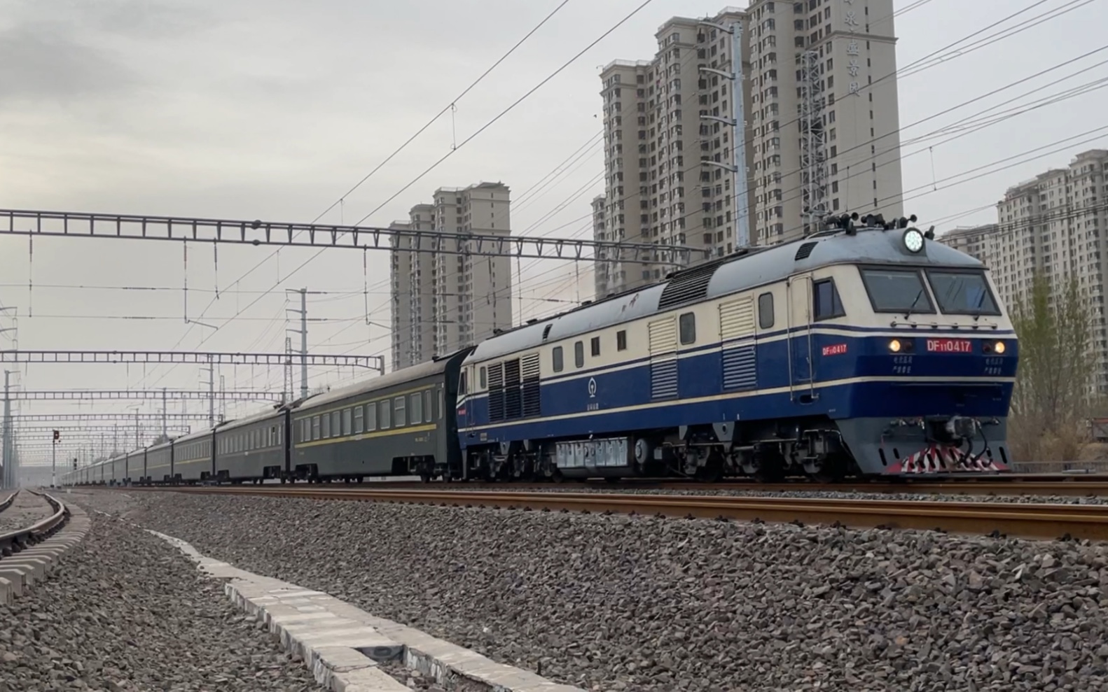 京局京段df110417牵引25t型客车通过京沪线柳村线路所
