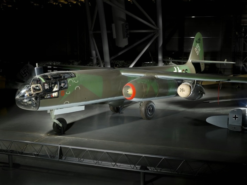二战德国ar234喷气式轰炸机现存唯一实物展示和珍贵的历史录像带,详情
