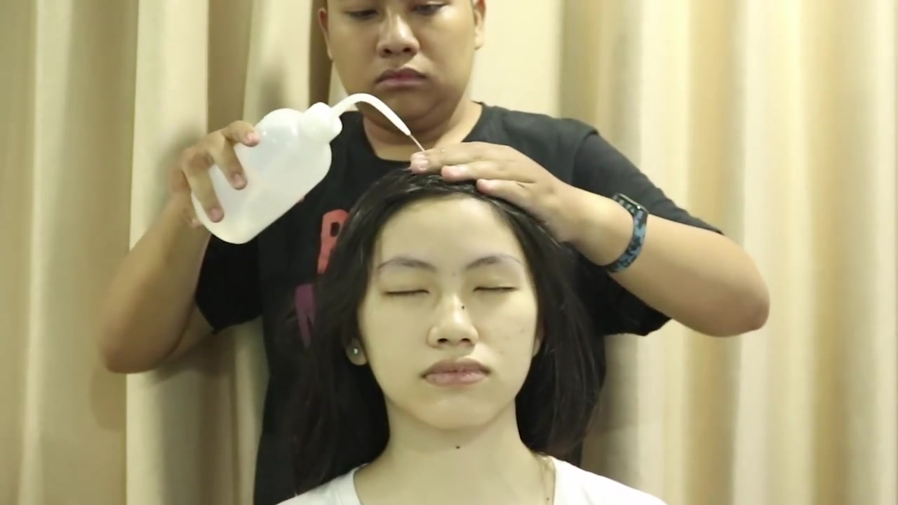 安眠向给妹妹emily洗头发做头部按摩