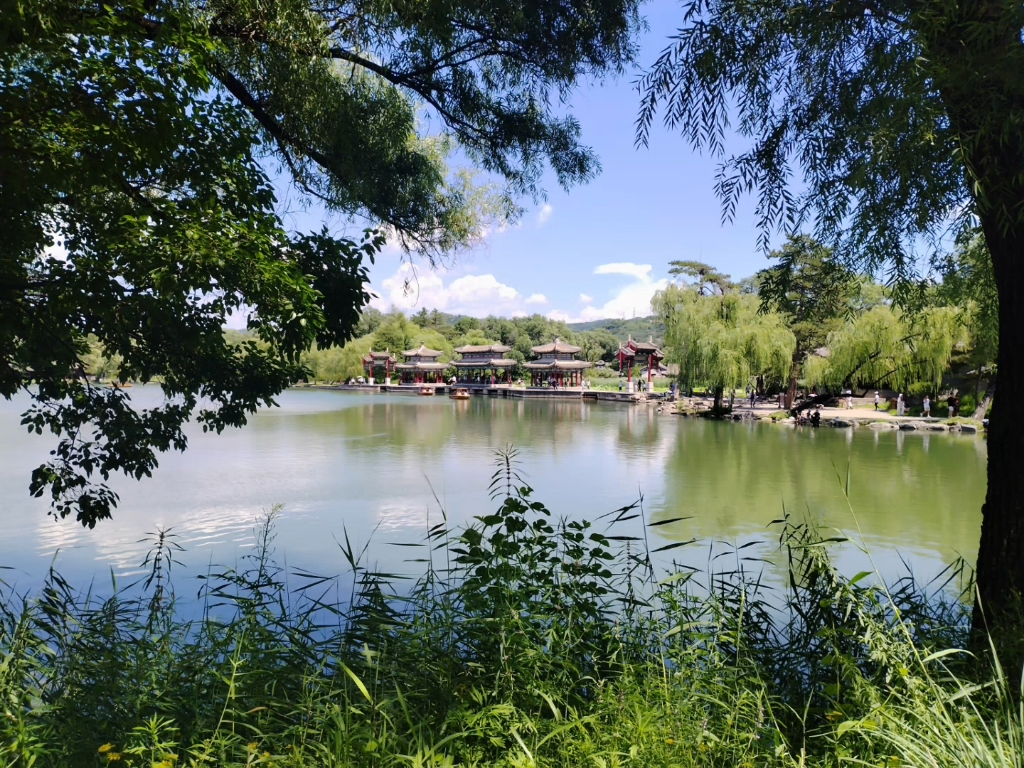 承德避暑山庄到处都是美景,天蓝蓝草青青,湖水荡漾