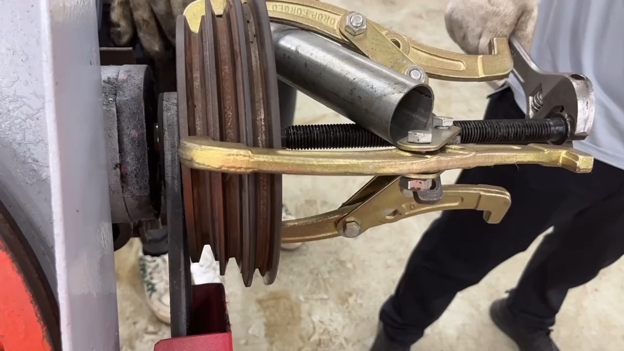 带锯床皮带轮维护拆装教学视频