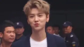 关晓彤爸爸逼着鹿晗签协议