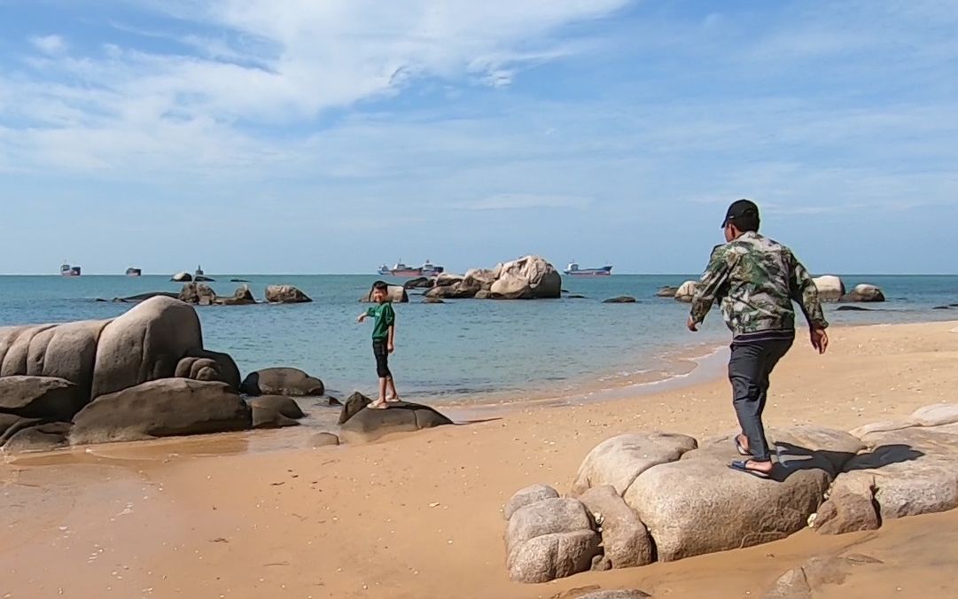 赶海途中小孩突然对着海面大叫,阿文兄弟俩冲过去一看瞬间激动了