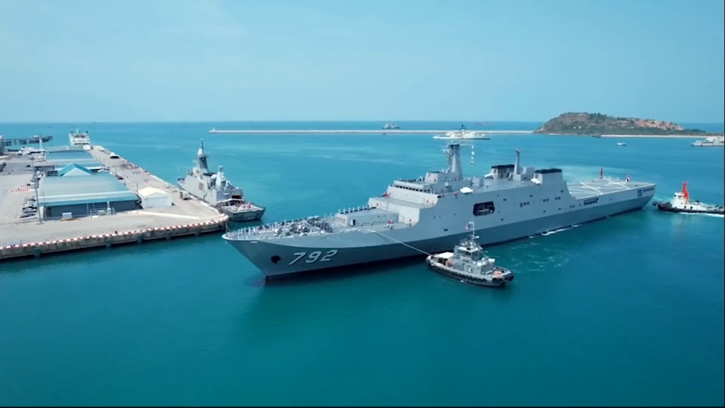 我国向泰国交接的071et"象岛"号船坞登陆舰