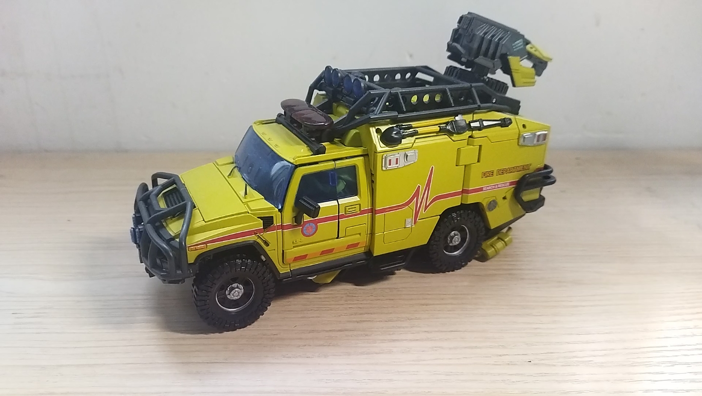 【玩具把玩分享】t11 ko放大版mpm11救护车 变形金刚玩具 车形变人形