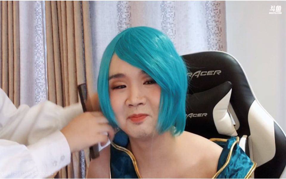 男版诗仙女张顺飞露出原形!cos琴女把直播间的老头们都看嗯了