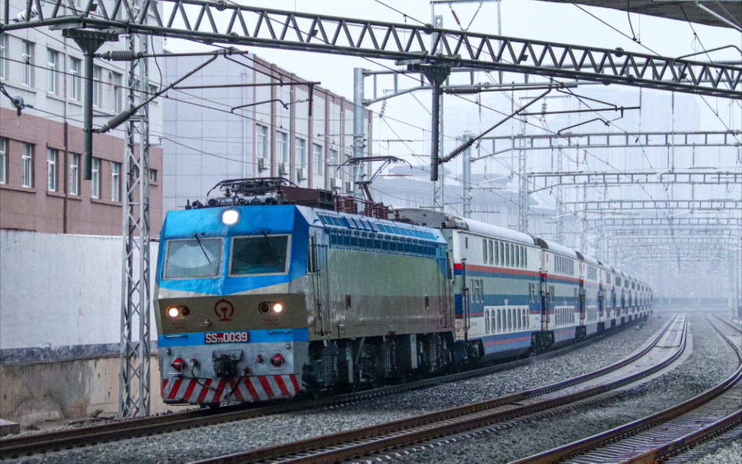 【西局双层25k】ss7d0039牵引t7012次通过米秦路