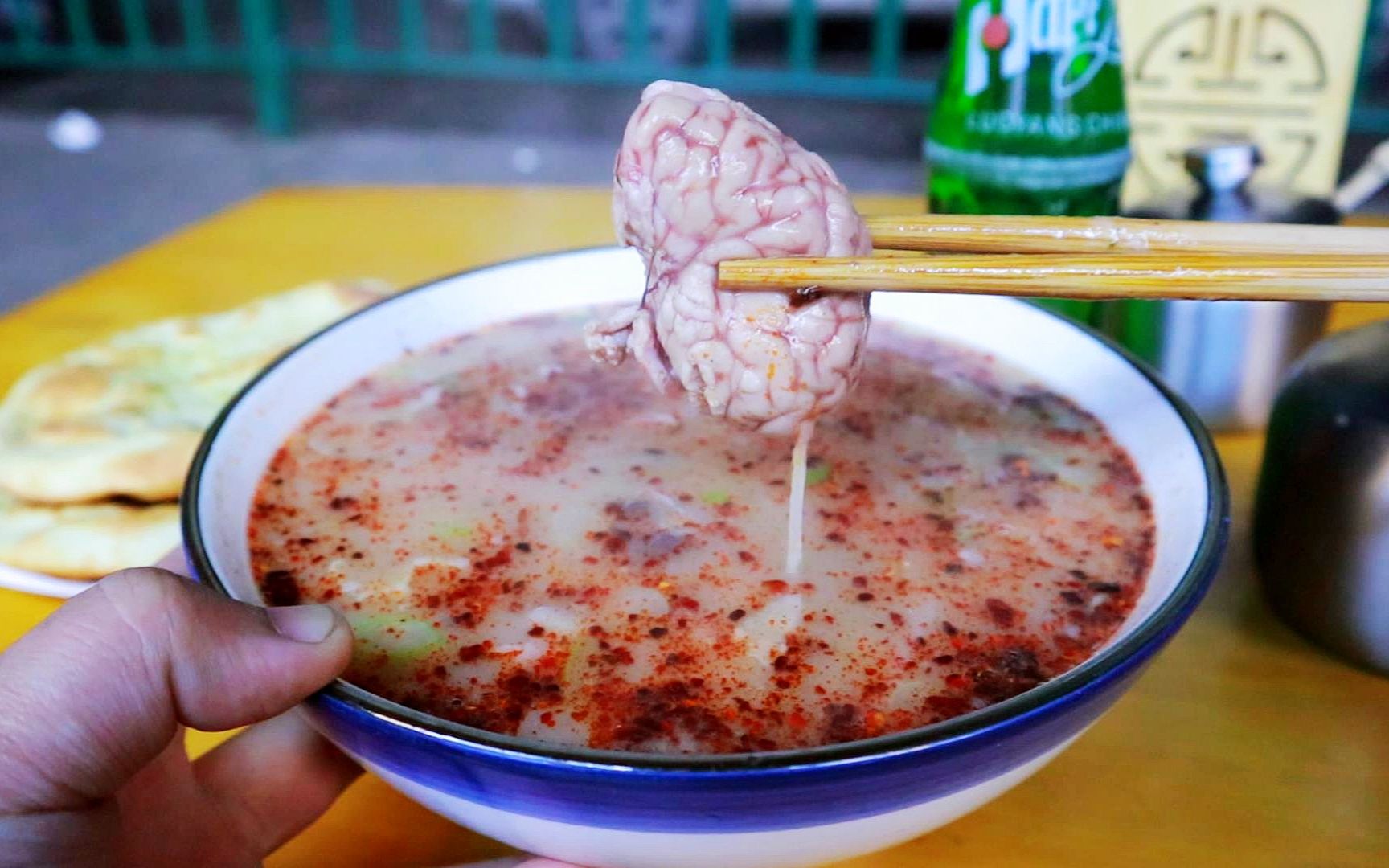 羊脑煮的肉汤,5块钱两个,终于鼓起勇气吃它了