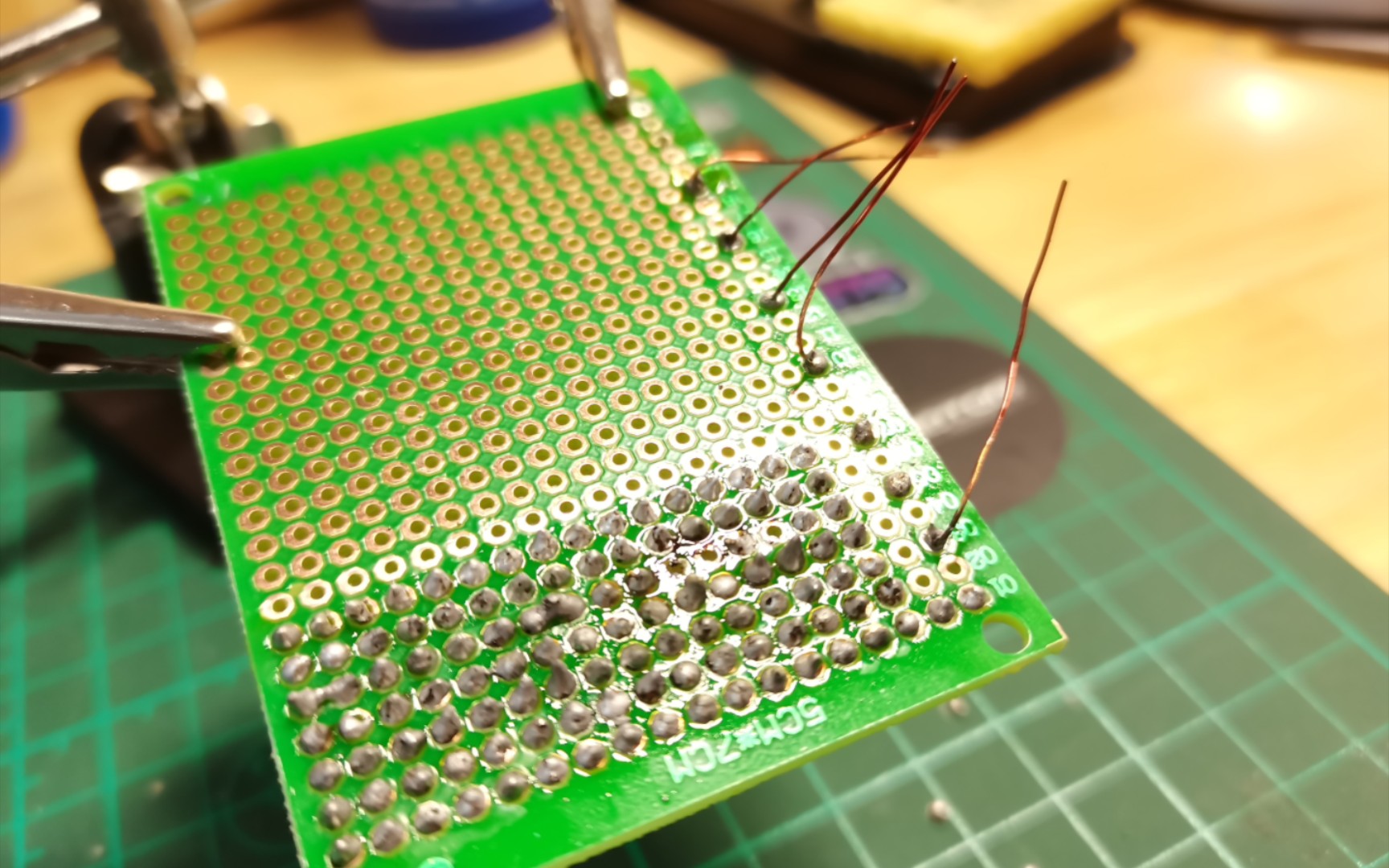 x12飞控的铜丝天线掉了,练了一晚上接近100个焊点,终于学会了焊接