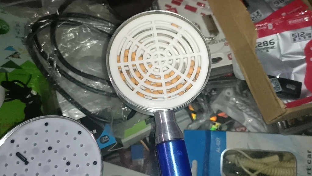 今天拆开了一个淋浴花洒这里面的构造非常的科学里面有过滤器