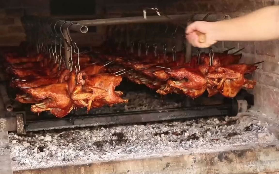 山东小伙卖烤鸡,土炉倒挂1400只,800度高温不停火,人称鸡老大