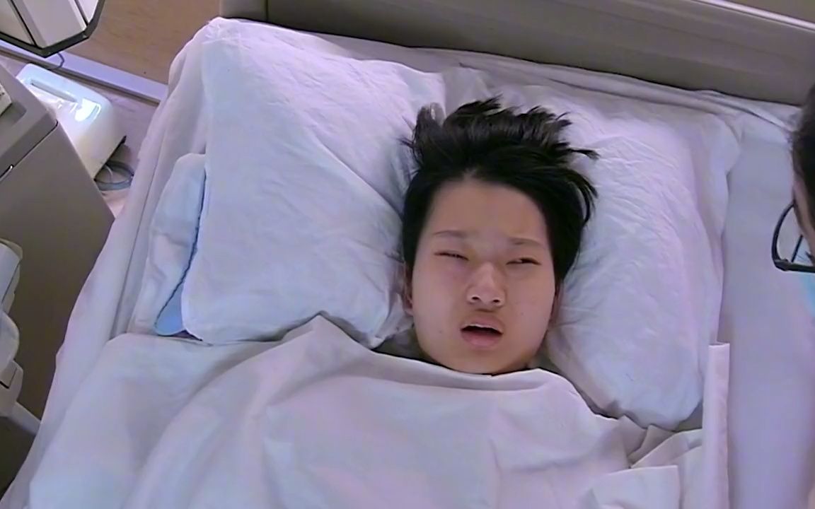 女孩有可能成为植物人,奶奶在身边一直抹泪,太揪心了_哔哩哔哩_bili