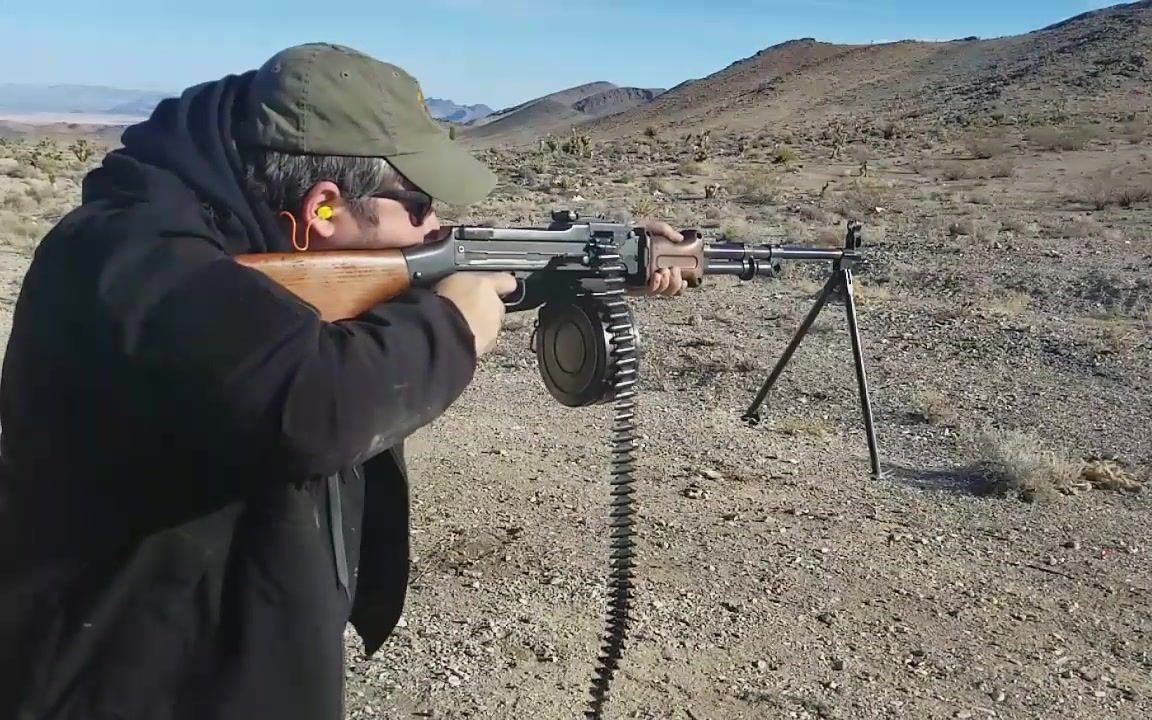 俄罗斯专家使用rpd轻机枪连发射击