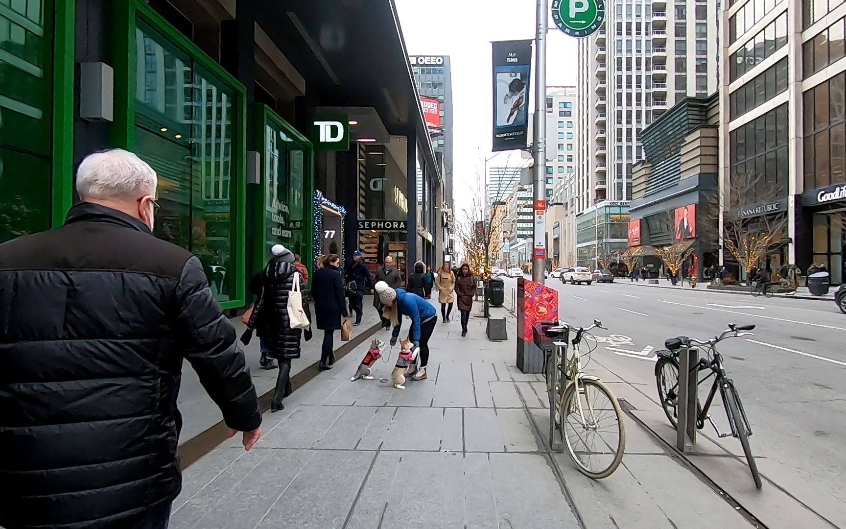 街拍加拿大多伦多BloorYorkville,和纽约第五大道媲美的名店街哔哩哔哩bilibili