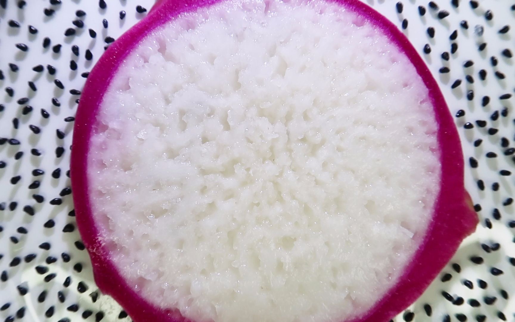 婴儿试吃"火龙果",爸爸花2小时去除所有籽,宝宝大口吃真过瘾