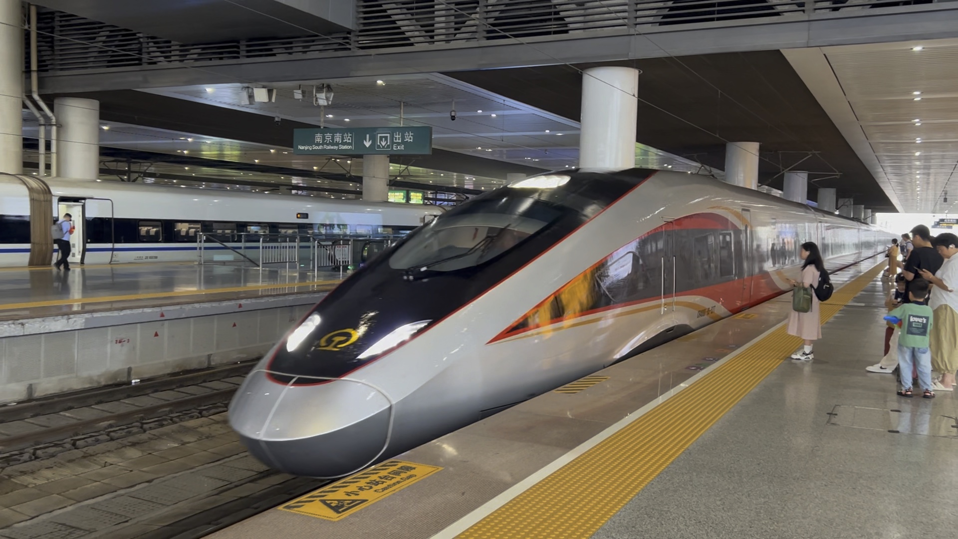 【中国铁路】最新的17节编组智能复兴号——cr400bf-bs光顾杭州!