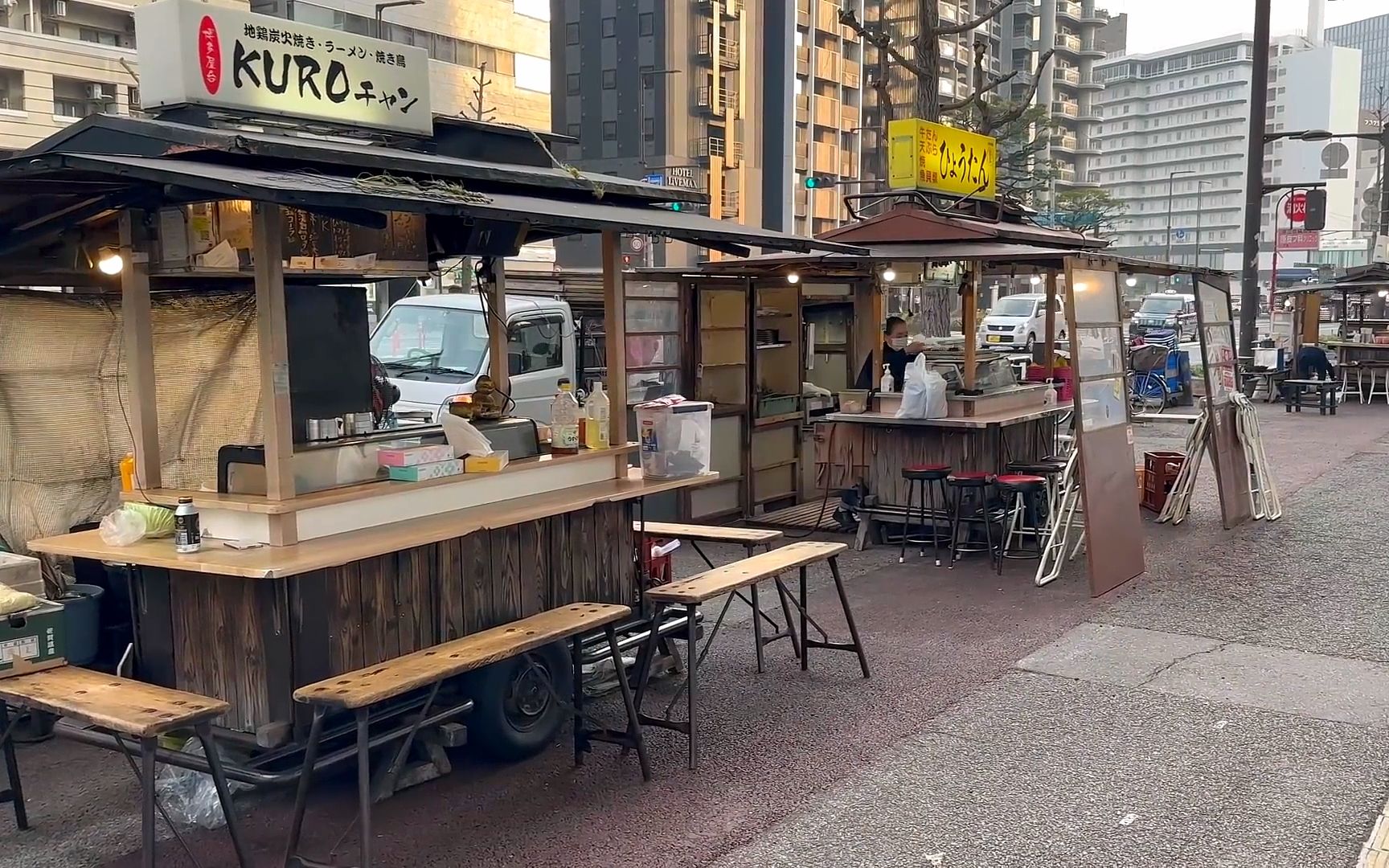 日本街头人气小吃摊,摊主做事干脆利落,虽然辛苦,倒也乐在其中