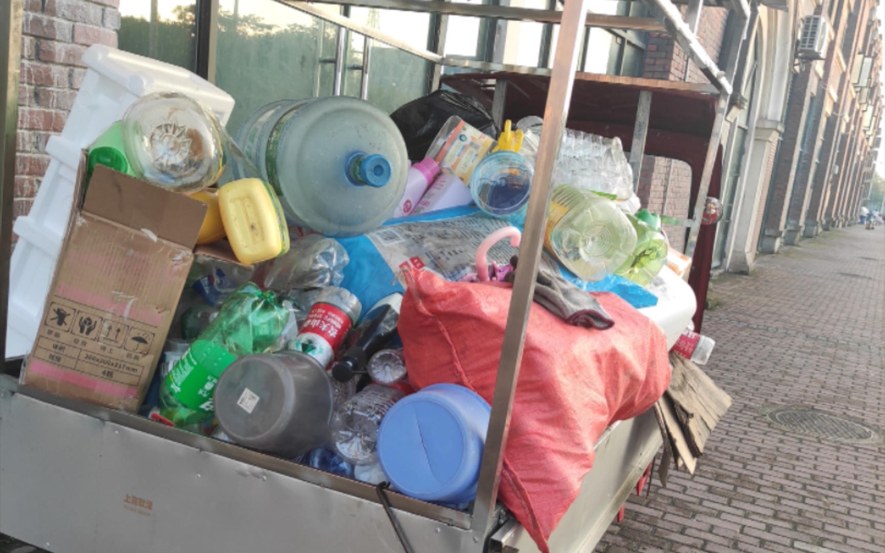 研究生毕业回家突发奇想去路边捡矿泉水瓶