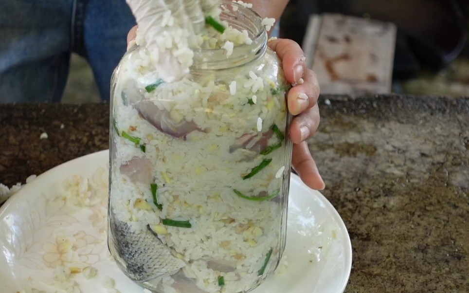 人称最奇葩的海南特产"鱼茶",闻了就让人狂呕吐,比鲱鱼罐头还臭,那到