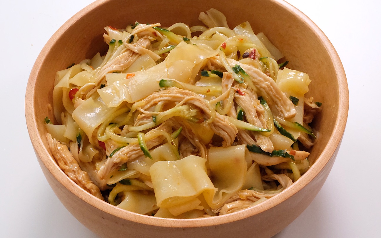 挑战十块钱做顿减脂餐 第61天 鸡丝拌凉皮