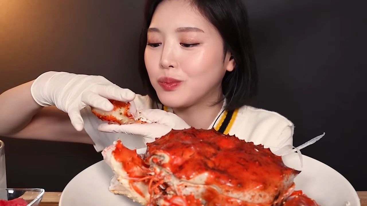 韩国美女一人吃整只超大帝王蟹,蟹肉肥美,太馋人了!