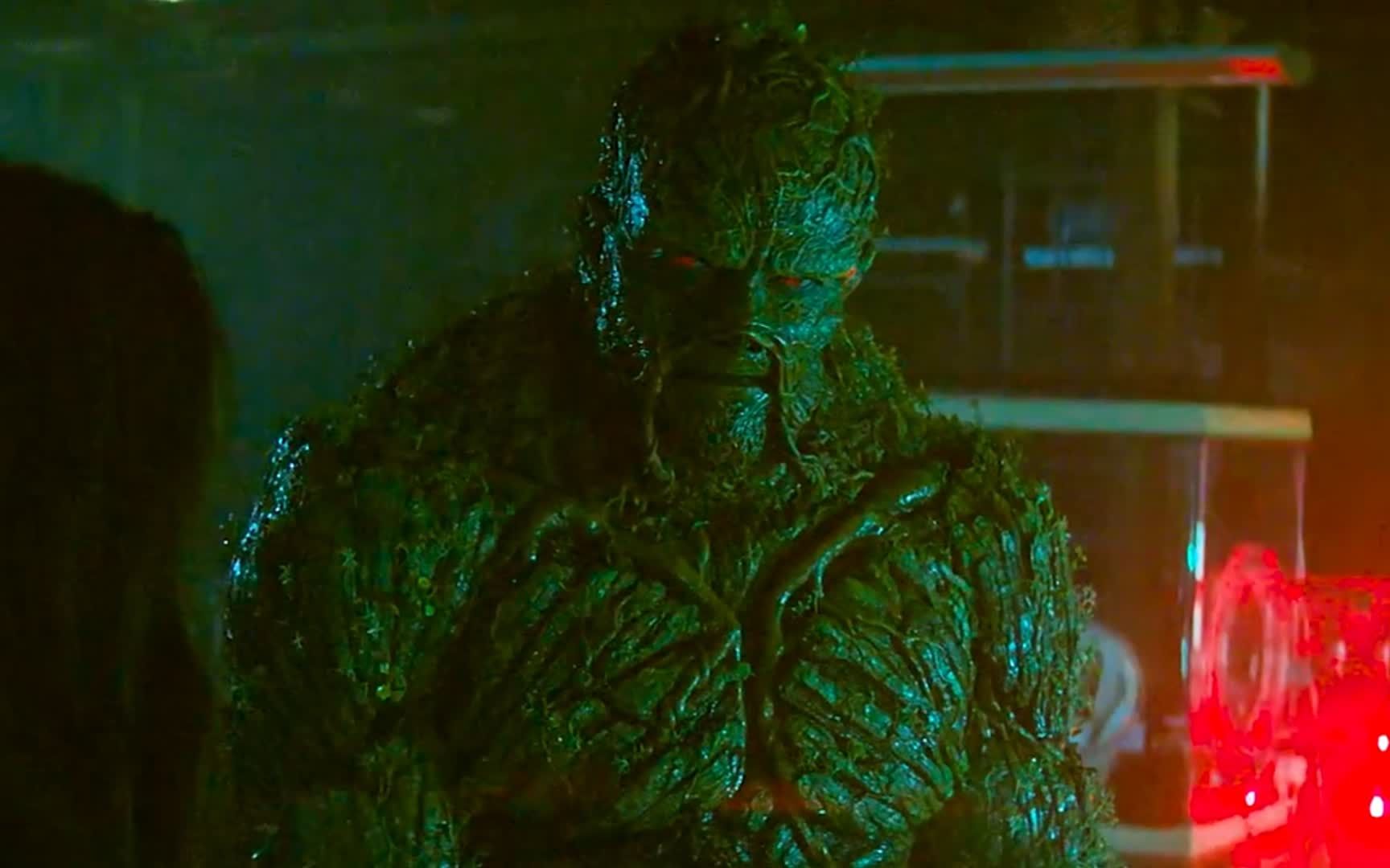 这个绿油油的变异怪物,很爱他的女朋友,遇到危险都是挺身而出.