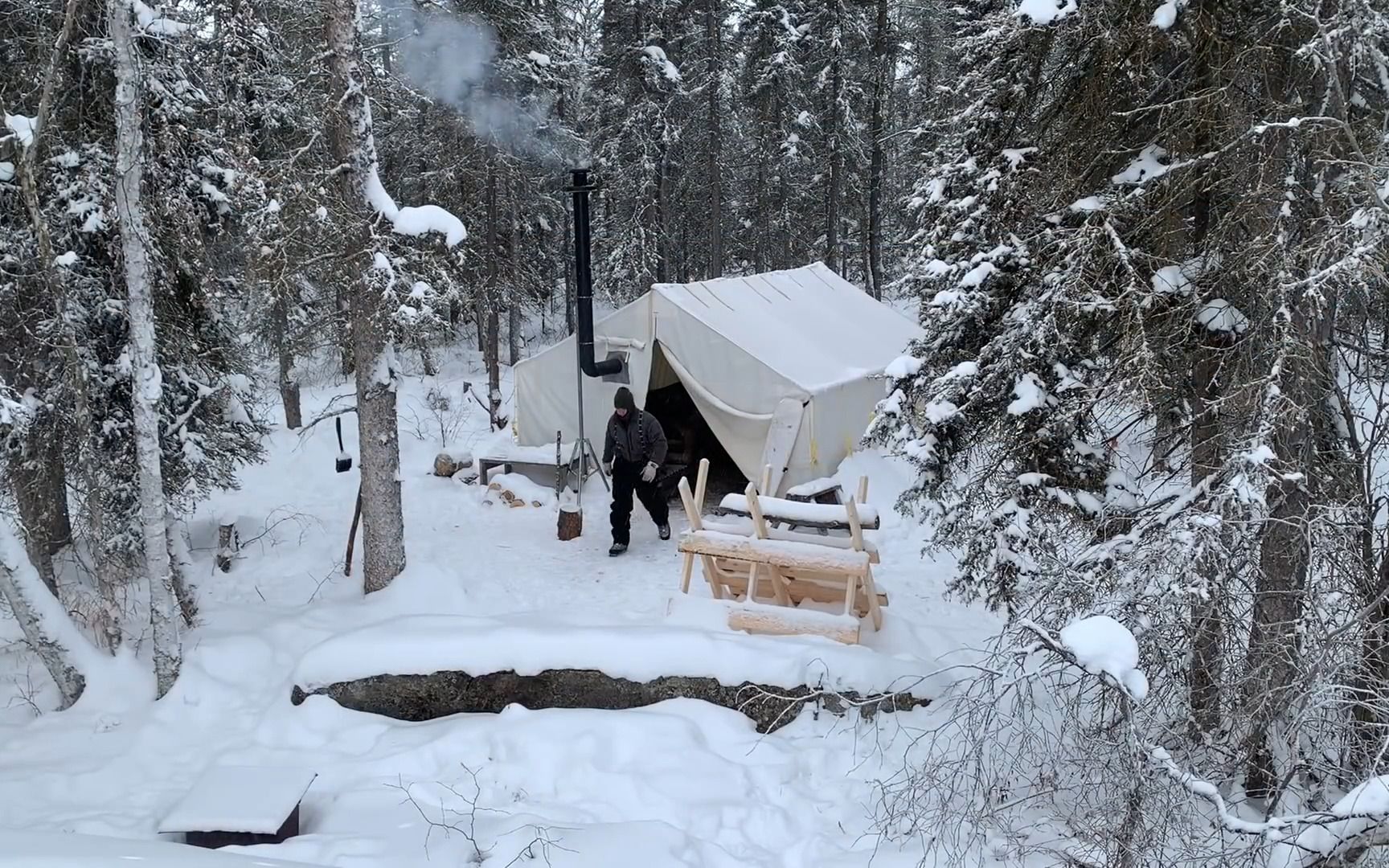 34°c 寒冷的冬天独自在热帐篷中露营 大雪森林中享受静谧舒适的苫铑