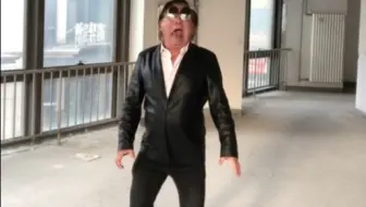磨砂级男高音林力建边做蹲起边唱高音